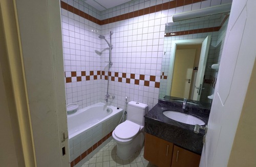 Jumeirah Lake Towers Apartment | n1-Bedroom Haven with Mesmerizing City Views, 2 minutes from DMCC Metro.