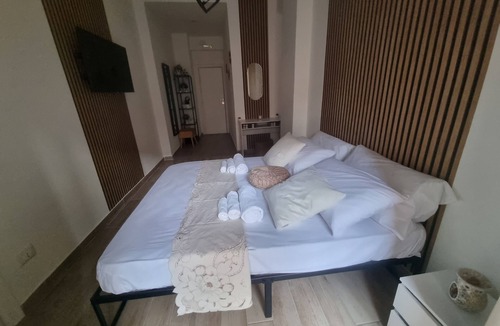 Arenella Bed & Breakfast | Niluna Naples in front of the metro