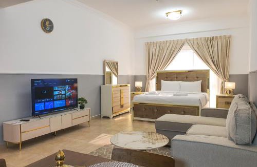 Dubai Sports City House | On Canal Walk Large Apartment Close Kitchen