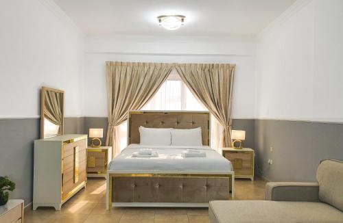 Dubai Sports City House | On Canal Walk Large Apartment Close Kitchen