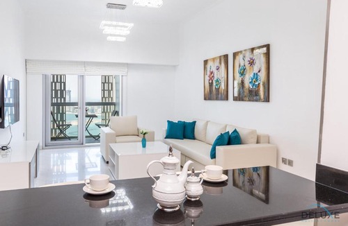 Dubai Marina Apartment | One Bedroom Apartment in Cayan Tower by Deluxe Holiday Homes