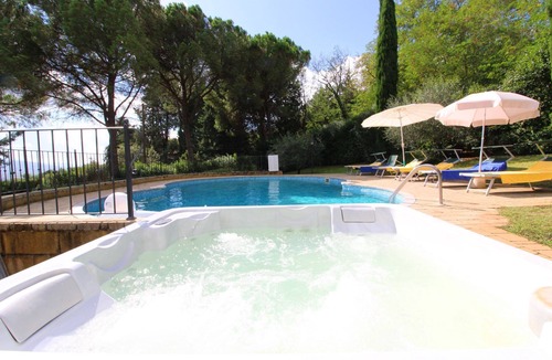 Ponte Buriano Villa | Panoramic country house with swimming pool, Jacuzzi, 8 km from Arezzo. A good starting point to visi