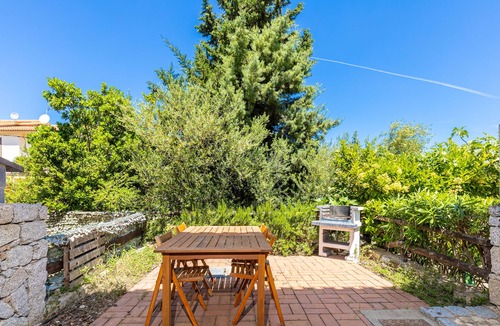 Case Peschiera-Lu Fraili House | Pet-Friendly Holiday Home Villetta Lu Fraili with Terrace