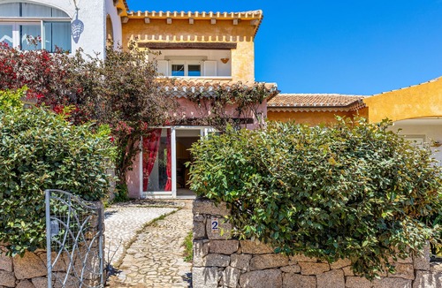 Case Peschiera-Lu Fraili House | Pet-Friendly Holiday Home Villetta Lu Fraili with Terrace