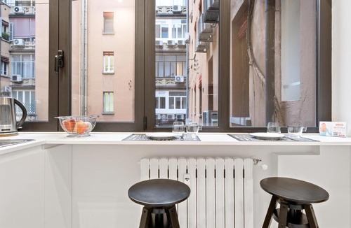 Historic Center Apartment | Piazza Maggiore White Apartment
