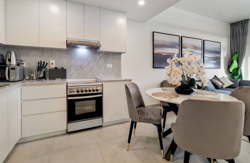 Umm Suqeim 3 Apartment | Primestay- Luxury 1BR near Burj Al Arab and Souk Madinat