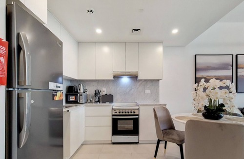 Umm Suqeim 3 Apartment | Primestay- Luxury 1BR near Burj Al Arab and Souk Madinat