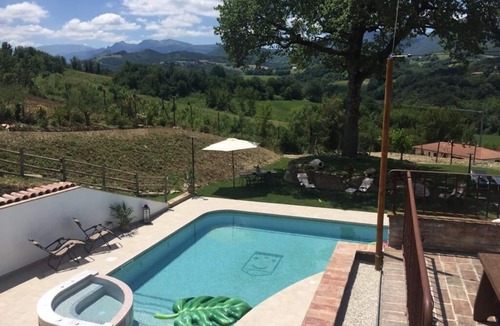 Camporotondo di Fiastrone Villa | Private luxury villa with pool and hot tub in the Sibillini Mountains
