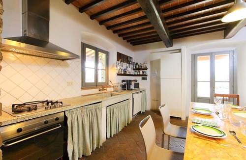 Civitella in Val di Chiana Villa | Private Villa with WIFI, private pool, TV, balcony, pets allowed, panoramic view, close to Arezzo