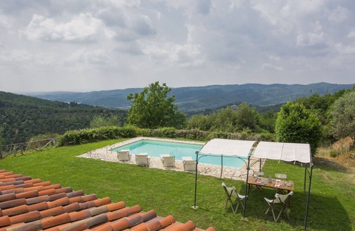 Civitella in Val di Chiana Villa | Private Villa with WIFI, private pool, TV, balcony, pets allowed, panoramic view, close to Arezzo