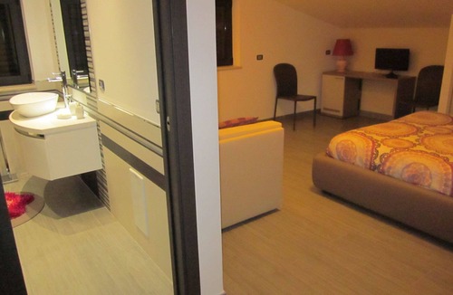 Campolattaro Hotel | Quadruple Room Delux - Bedroom with lake view