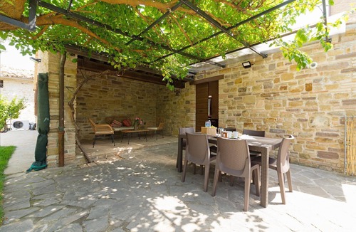 Pievefavera House | Quiet property set in a genuine context between nature and culture.