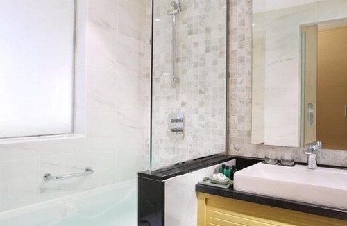 Sheikh Zayed Road Hotel | R 1664 Metropolitan Hotel Dubai