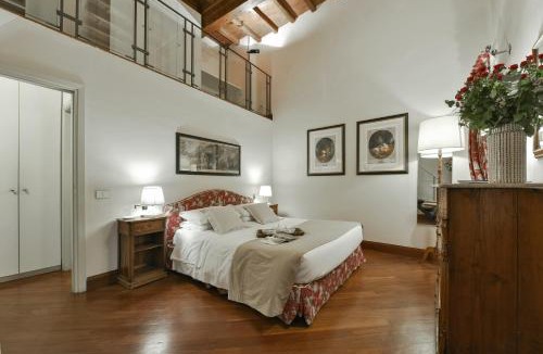 Santo Spirito Apartment | Raffaello apartment with fireplace in Oltrarno
