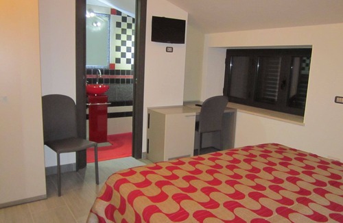 Campolattaro Hotel | Red Room - Bedroom with lake view