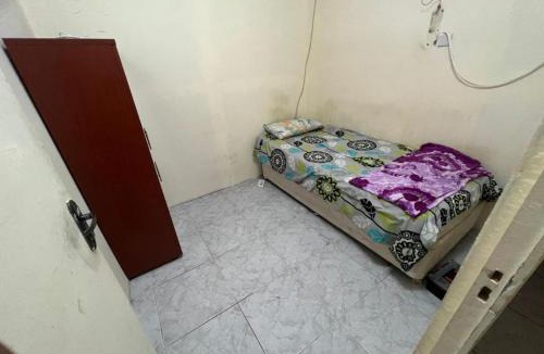 Al Majaz Apartment | Regular homebased room