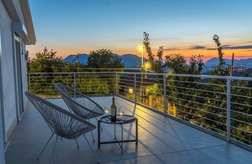 Chiusano di San Domenico Villa | Romantic Villa with Woodland on the Wine Route