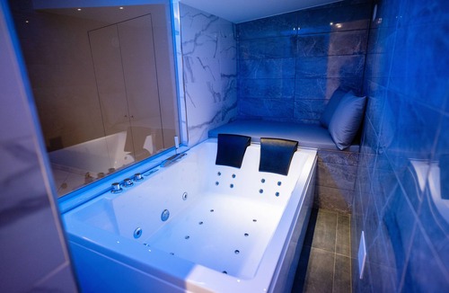 Sarno Bed & Breakfast | Romantic room with whirlpool