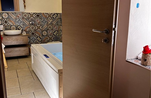 Centro Storico House | Romantic Spa Suite with Jacuzzi – Historic Pulsano Escape