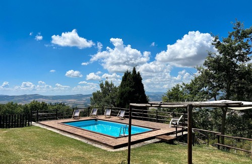 Chianciano Terme Apartment | Room 'Girasole' with Mountain View, Shared Pool and Wi-Fi