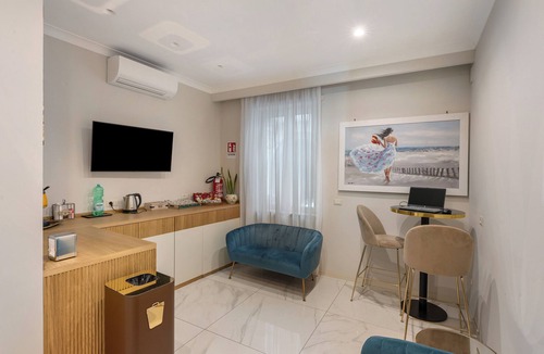 Chiaia Apartment | Room 'Luxury Seaview Con Jacuzzi' with Balcony, Wi-Fi and Air Conditioning
