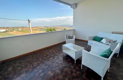 Cologna Spiaggia House | Rose garden in the hills