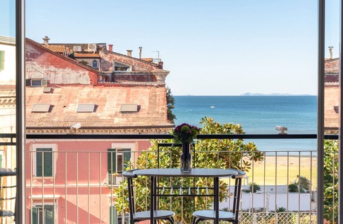 Castellammare di Stabia House | Sea View Suite with Jacuzzi within walking distance of Station connecting Sorrento