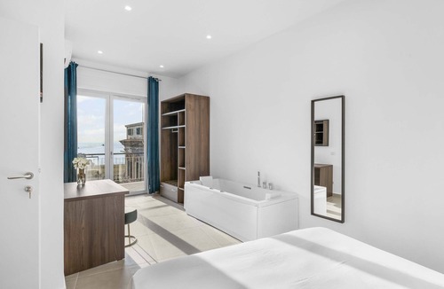 Castellammare di Stabia House | Sea View Suite with Jacuzzi within walking distance of Station connecting Sorrento
