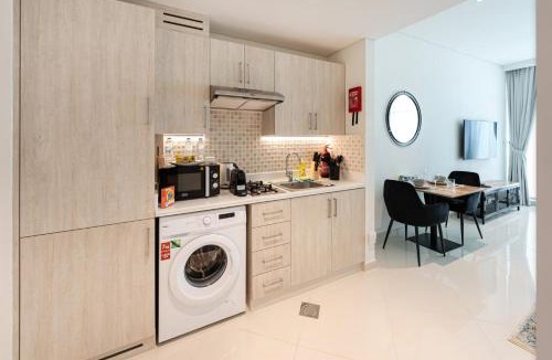 Palm Jumeirah Apartment | Sea view I Beach access I Pool with bar