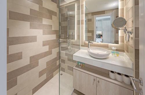 Palm Jumeirah Apartment | Sea view I Beach access I Pool with bar