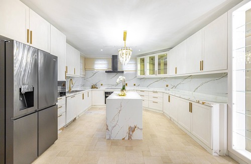 Palm Jumeirah Villa | Sezavi Holiday Homes prime villa. Renovated 2023.