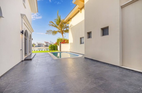 Palm Jumeirah Villa | Sezavi Holiday Homes prime villa. Renovated 2023.