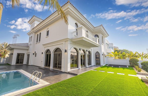 Palm Jumeirah Villa | Sezavi Holiday Homes prime villa. Renovated 2023.