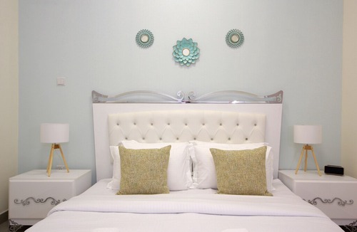 Dubai Media City Apartment | Signature Holiday Homes - Furnished 1BHK in Marina Arcade, Marina Dubai