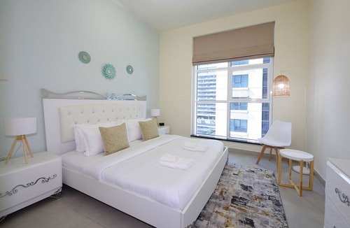 Dubai Media City Apartment | Signature Holiday Homes - Furnished 1BHK in Marina Arcade, Marina Dubai