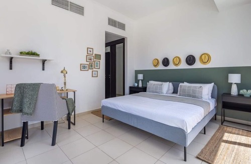 Dubai Marina Apartment | Sleek and Vibrant 1BR with Marina Views!