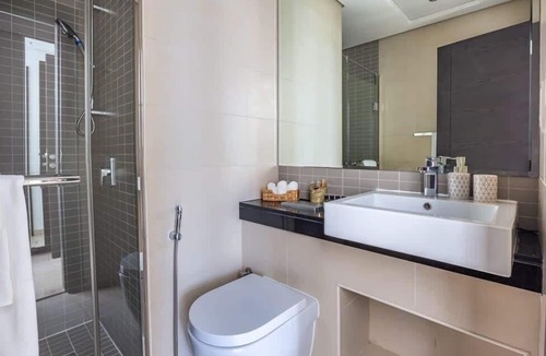 Dubai Marina Apartment | Sleek and Vibrant 1BR with Marina Views!