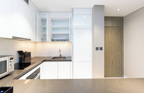 Dubai Apartment | Smart 1BR Apt – Ideal for Business or Short Stays