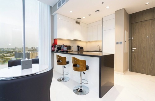 Dubai Apartment | Smart 1BR Apt – Ideal for Business or Short Stays