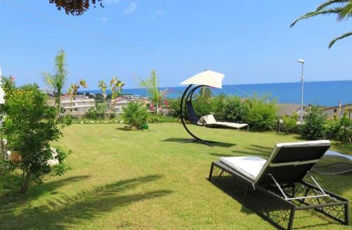 Brancaleone Marina House | Spacious house with jacuzzi in Brancaleone Marina