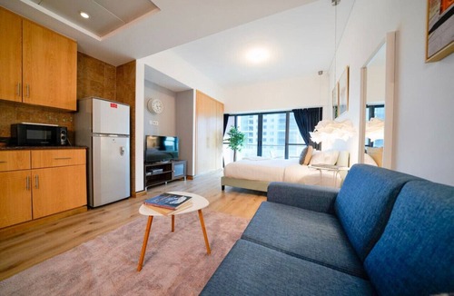 Jumeirah Lake Towers Apartment | Spacious Studio with Full Lake View!