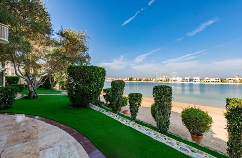 Palm Jumeirah Villa | Sparking signature Beach front villa reverera mediterian style in Palm Jumeirah