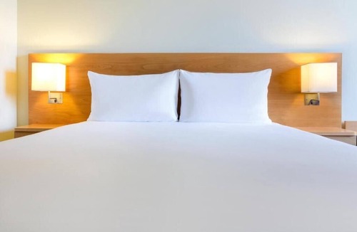 Al Muraqqabat Hotel | Standard Room Near Westzone Supermarket Rigga By Luxury Bookings