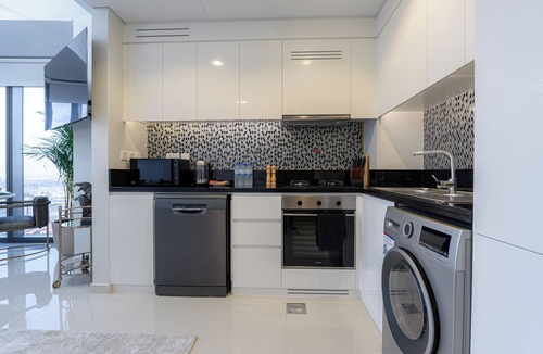Al Wasl Apartment | Stunning 3BR w/Panoramic Views in Aykon City