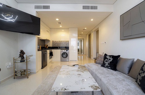 Al Wasl Apartment | Stunning 3BR w/Panoramic Views in Aykon City
