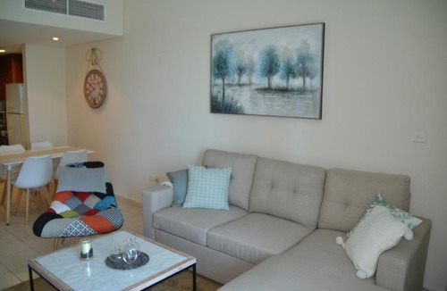 Jumeirah Lake Towers Apartment | Stunning Lake Views in Dubai JLT