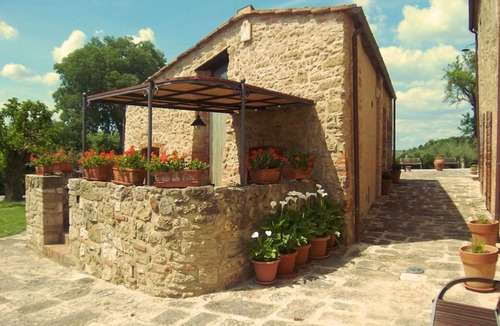 Asciano Villa | Stunning private villa for 4 people with pool, A/C, WIFI, TV and terrace