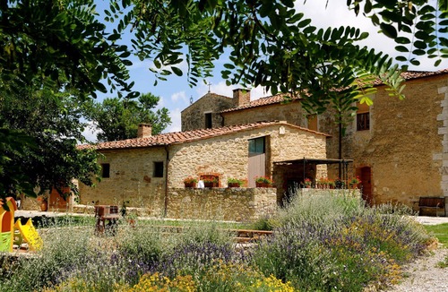 Asciano Villa | Stunning private villa for 4 people with pool, A/C, WIFI, TV and terrace
