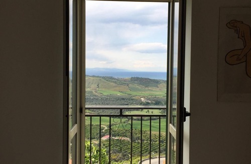Calopezzati House | Stunning views from this beautifully located house in the heart of Calopezzati.