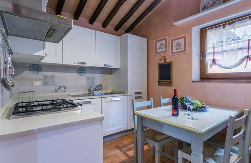 Monteroni d'Arbia House | Stunning villa for 4 people with A/C, WIFI, pool, TV, patio, pets allowed and panoramic view
